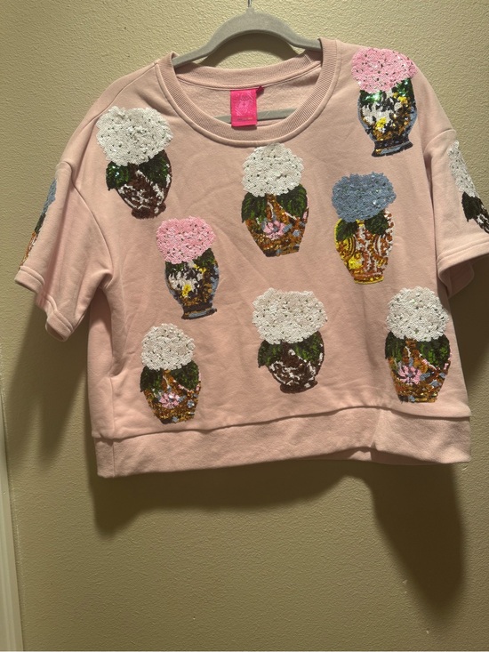 QUEEN OF SPARKLES Tops - QUEEN OF SPARKLES Pink Sequin Vase Applique Short Sweatshirt